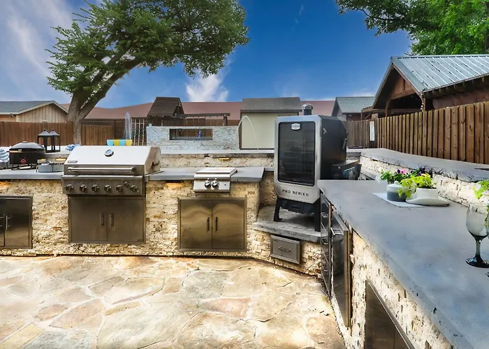 Gorgeous 5-Bd 4Ba W Pool, Hot Tub, 2 Kitchens, & Game Room Near Dallas Airports!