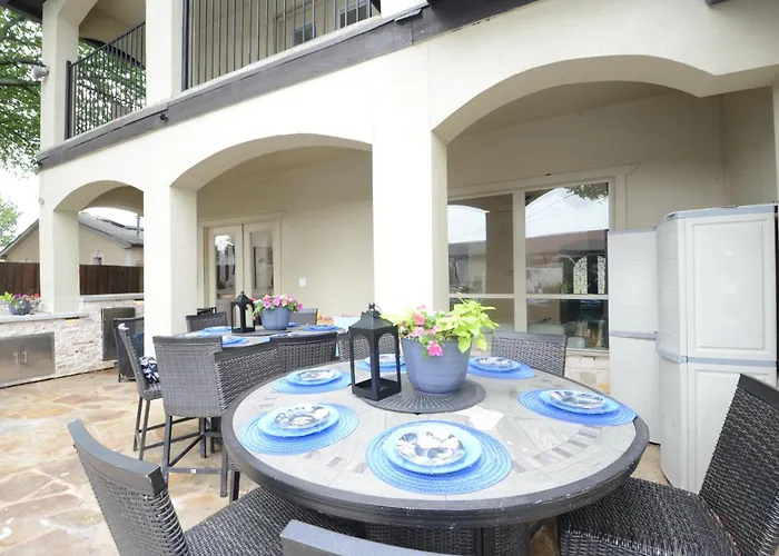 Gorgeous 5-Bd 4Ba W Pool, Hot Tub, 2 Kitchens, & Game Room Near Dallas Airports!
